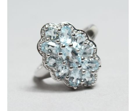 A SILVER AND AQUAMARINE RING.