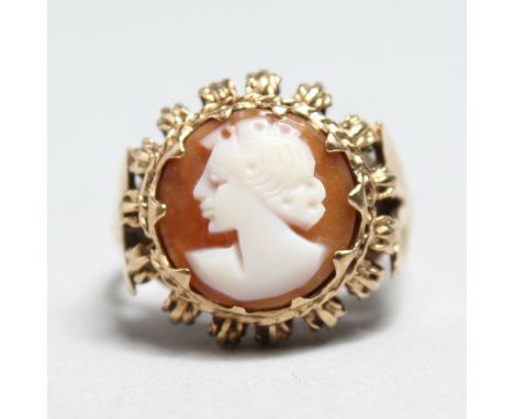 A 9CT GOLD CAMEO RING.