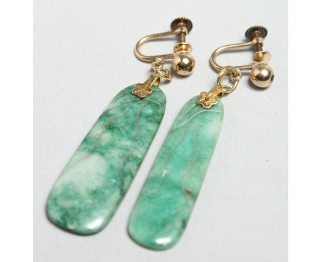 A PAIR OF JADE AND GOLD PENDANT EARRINGS.