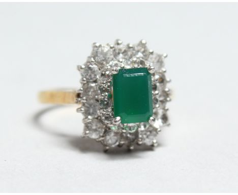 AN 18CT GOLD EMERALD AND CZ CLUSTER RING