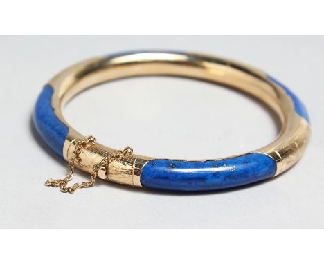 A 14CT GOLD AND LAPIS BANGLE, 2.75ins diameter.