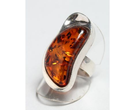 A SILVER AND AMBER RING.