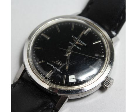A GENTLEMAN'S LONGINES AUTOMATIC STAINLESS STEEL WRISTWATCH,black dial, button numerals, sweep second hand date aperture, wit