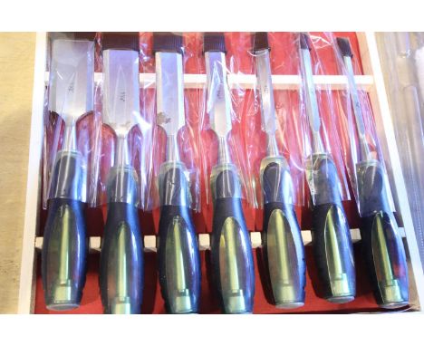 Seven piece boxed deluxe chisel set. P&amp;P Group 2 (£18+VAT for the first lot and £3+VAT for subsequent lots) 