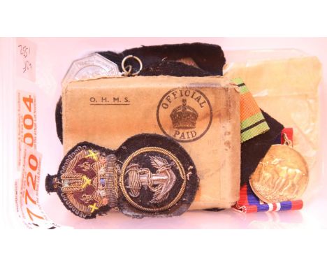Collection of mixed military medals and insignia. P&amp;P Group 1 (£14+VAT for the first lot and £1+VAT for subsequent lots) 
