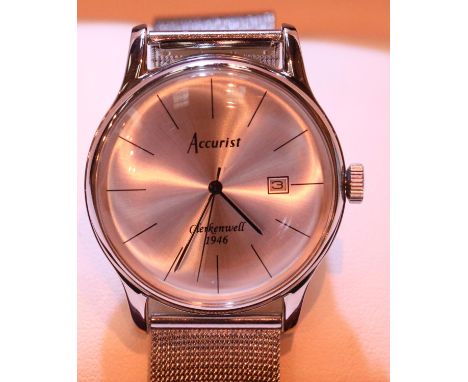 Accurist boxed vintage model quartz wristwatch. P&amp;P Group 1 (£14+VAT for the first lot and £1+VAT for subsequent lots) 