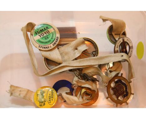 Tray of vintage badges including Boy Scouts. P&amp;P Group 1 (£14+VAT for the first lot and £1+VAT for subsequent lots) 