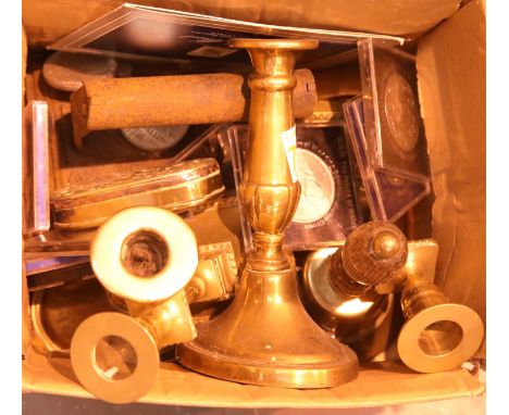 Mixed brassware and coins. P&amp;P Group 2 (£18+VAT for the first lot and £3+VAT for subsequent lots) 