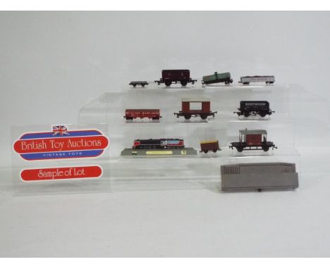 Bachmann, Hornby, Peco, Triang, Lima, Atlas, Other - 19 x OO gauge, N gauge, and similar, carriages and wagons presented in j