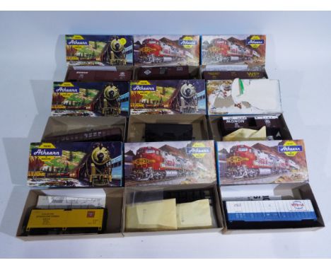 Athearn - 9 x boxed HO gauge model railway carriages, and similar - Lot includes a 'Burlington Refrigerator Express' carriage