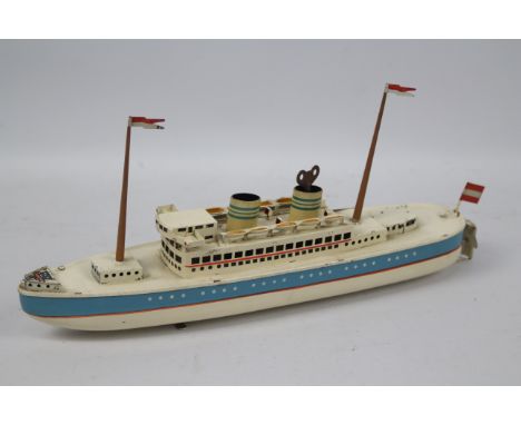 Arnold Vintage clockwork Ocean Liner - Unboxed Arnold two funnel Ocean Liner with clockwork mechanism and a key. Off white/cr
