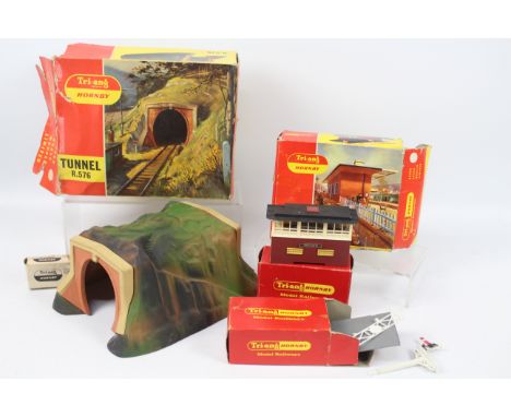 Tri-ang - Hornby Railways. A collection of 4 scenery items: R.495 Single track level crossing, hand operated. R.145 Modern Si