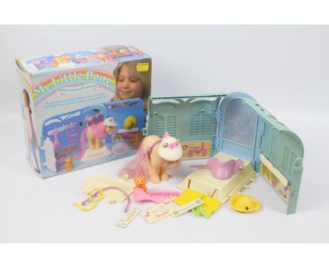My Little Pony, Grooming Parlour -Carry case parlour comes with MLP "Peachy", twinkles the cat, basket, bridle, comb, 2 hats,