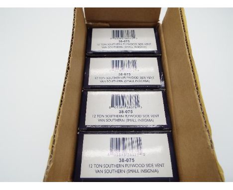 Bachmann Branch-Line Rolling Stock - 4 x OO gauge model 12-ton Southern Plywood side vent vans, # 38-075, all appear m in win