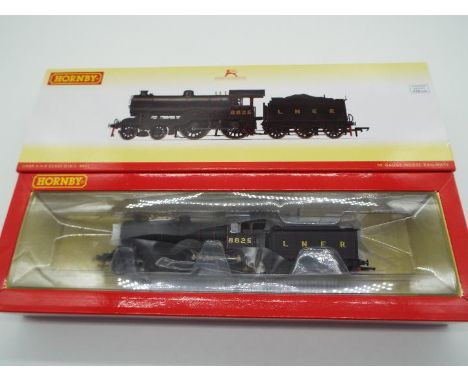Hornby - an OO gauge DCC Ready model steam locomotive and tender 4-4-0 op no 8825, class D16, LNER black livery, # R 3233, ap