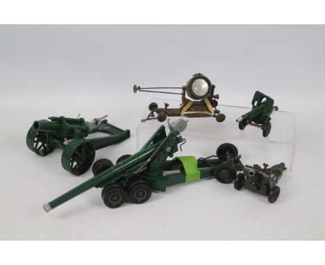 Britains - a group of 5 x Britains Military models including 155 MM Gun # 9745, Heavy Howitzer # 9740, Mobile Search Light # 