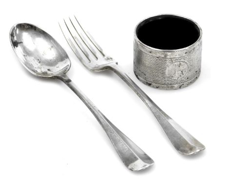 An Edward VII silver rat's tail fork and spoon, London 1906, together with a silver napkin ring, with engine turned decoratio
