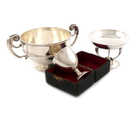 A mixed lot of silver items, comprising: an Edwardian tazza, by J. Carrington, London 1905, circular form, spot-hammered deco