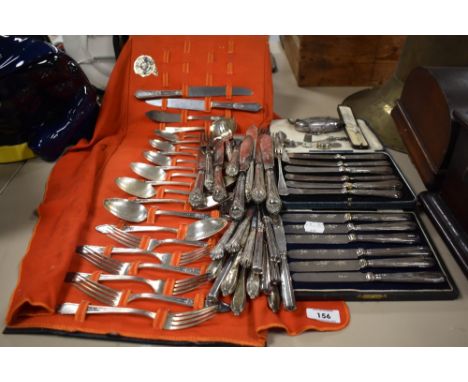 A mixed lot of vintage cutlery, including plated knives and boxes, an early 20th century coin purse, thimble with floral enam