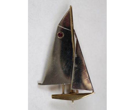 9ct gold brooch in the form of a ship set with ruby- Approx 4.4g