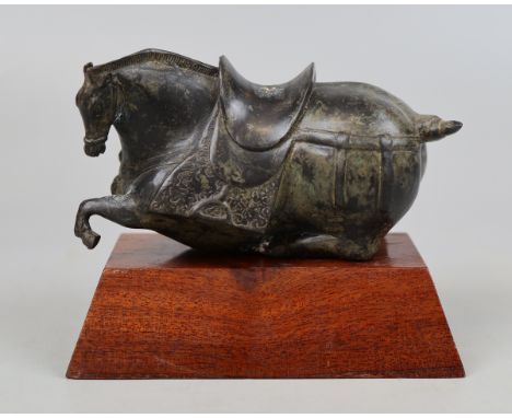 Chinese bronze horse on stand in archaic style - no reserve 