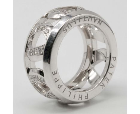 A LADIES 18K SOLID WHITE GOLD & DIAMOND PATEK PHILIPPE NAUTILUS RINGCIRCA 2015, REF. 275.9751/1.GR.530Ring: Original set with