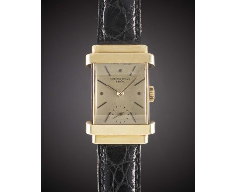 A GENTLEMAN'S 18K SOLID YELLOW GOLD PATEK PHILIPPE RECTANGULAR "TOP HAT" WRIST WATCHCIRCA 1940sMovement: Manual wind, signed 