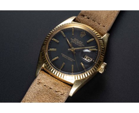 A RARE GENTLEMAN'S 18K SOLID YELLOW GOLD ROLEX OYSTER PERPETUAL DATEJUST WRIST WATCHCIRCA 1968, REF. 1601 MATT BLACK DIAL WIT