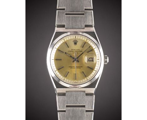 A RARE GENTLEMAN'S STAINLESS STEEL ROLEX OYSTER PERPETUAL DATE BRACELET WATCHCIRCA 1977, REF. 1530 WITH SILVER DIAL SHOWING A