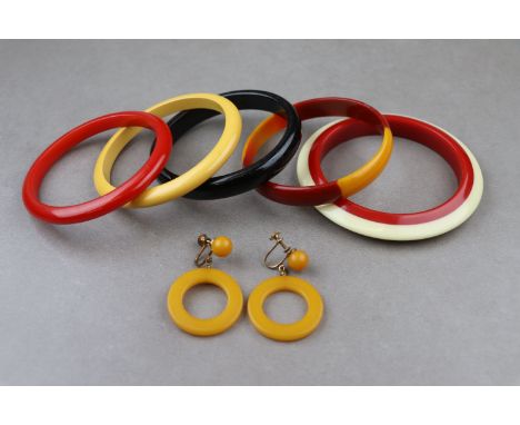Art Deco and vintage Bakelite bangles to include striped, banded and mono-colour together with a pair of vintage Bakelite scr