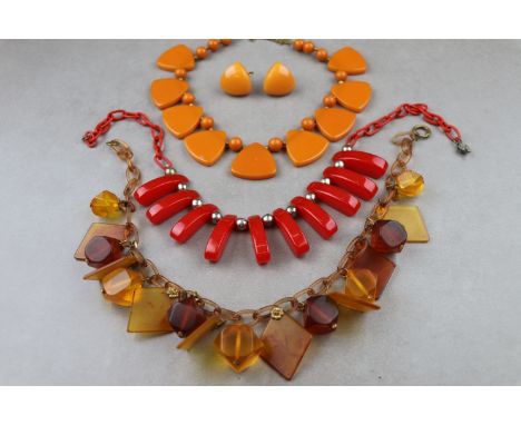 Collection of American vintage costume jewellery comprising a circa 1930s American apple juice celluloid bead necklace, suspe