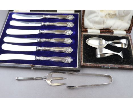 A cased George V silver Christening set comprising spoon and crumb pusher, makers Cooper Brothers &amp; Sons Ltd, Sheffield 1