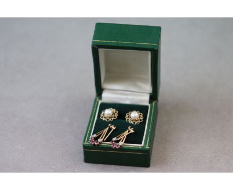 Two pairs of earrings, comprising pearl 9ct yellow gold stud earrings, the central white pearl with a border surround of rope