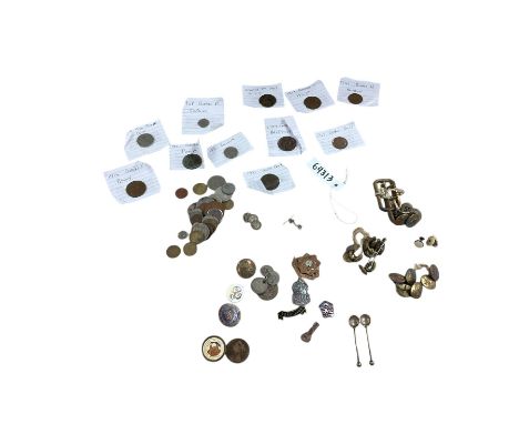 Collection of militaria items, including a cap badge for the East Yorkshire Regiment, buttons, belt buckles etc, together wit