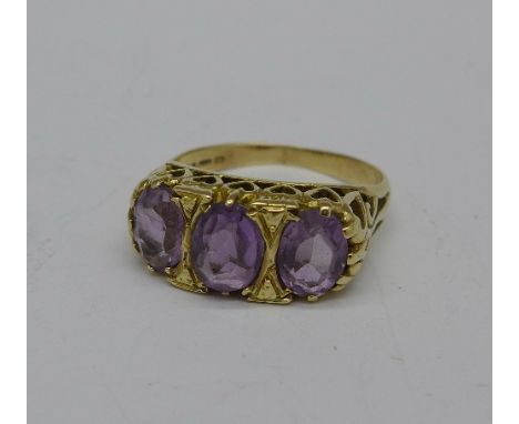 A 9ct gold and amethyst ring, 3.5g, P