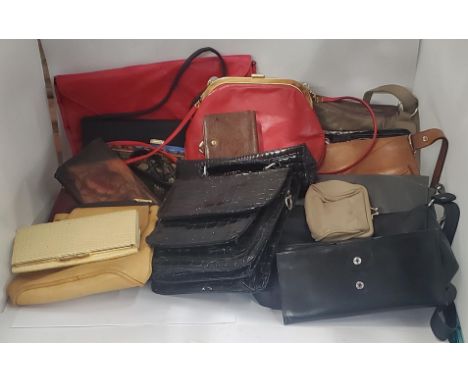 A LARGE QUANTITY OF VINTAGE HANDBAGS TO INCLUDE JANE SHILTON, ETC 