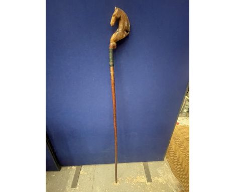 A VINTAGE WALKING/THUMB STICK WITH HORSE HEAD DESIGN 