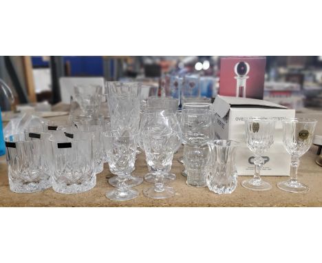 A LARGE QUANTITY OF GLASSES TO INCLUDE LEAD CRYSTAL THOMAS WEBB TUMBLERS, SHERRY, LIQUEUR, CHAMPAGNE FLUTES, WINE, A BOXED DE