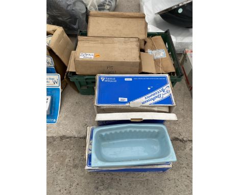 AN ASSORTMENT OF CERAMIC BATHROOM ACCESSORIES 