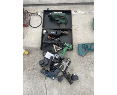 AN ASSORTMENT OF POWER TOOLS TO INCLUDE A HITACHI BATTERY DRILL AND A BOSCH BATTERY SANDER ETC 