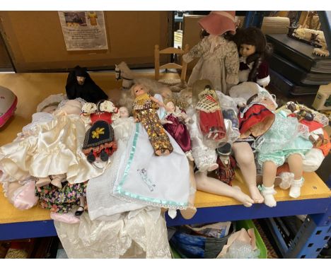 A LARGE COLLECTION OF ASSORTED VINTAGE DOLLS 
