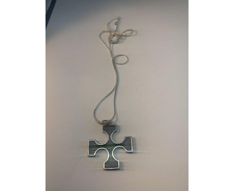 A MALCOLM GRAY SCOTTISH CELTIC SILVER PENDANT ON A CHAIN 