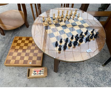 A MID 20TH CENTURY 26" DIAMETER GAMES TABLE COMPLETE WITH A SET OF ABBEY CORINTHIAN (LONDON) CHESS PIECES AND FOLD-OVER CHESS