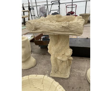 AN AS NEW EX DISPLAY CONCRETE SQUARE SQUIRREL BIRDBATH *PLEASE NOTE VAT TO BE PAID ON THIS ITEM* 