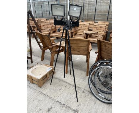 A TRIPOD WORLIGHT WITH TO SPOTS 