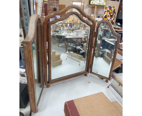 A VINTAGE THREE SECTION DRESSING TABLE MIRROR 