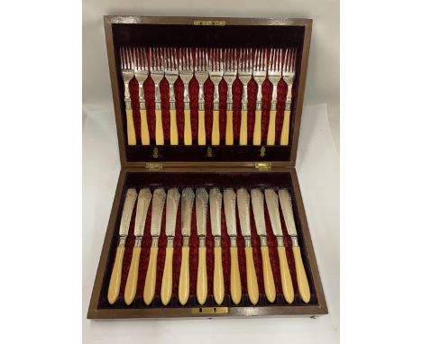 A VINTAGE CASED SILVER PLATED CUTLERY SET 