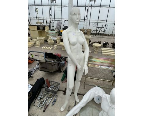 A FEMALE LIFE SIZE MANNEQUIN 