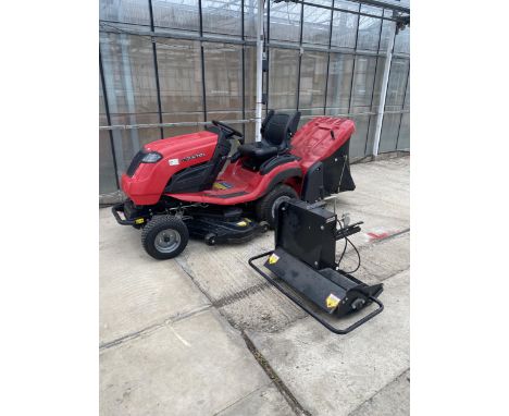 A COUNTAX B250 4TRAC RIDE ON LAWN MOWER WITH GRASS BOX, ROLLER AND SCARIFIER ATTATCHMENT, STARTS AND RUNS AND BELIEVED IN WOR