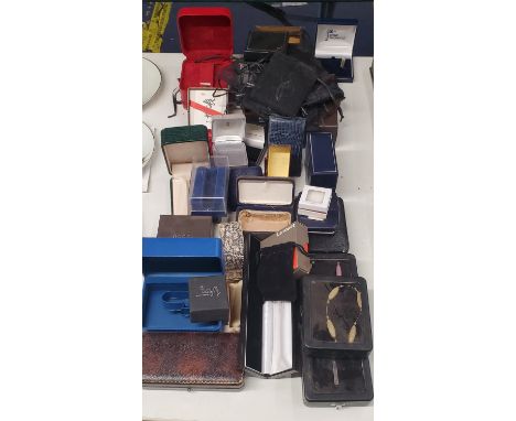 A LARGE QUANTITY OF JEWELLERY BOXES TO INCLUDE SOME VINTAGE ONES 